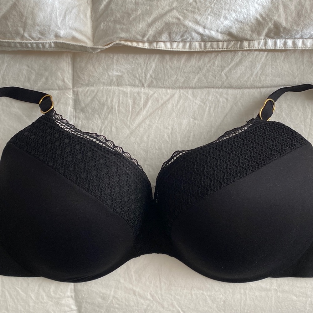Victoria’s Secret 32DD black bra with lace trim and gold fixtures.